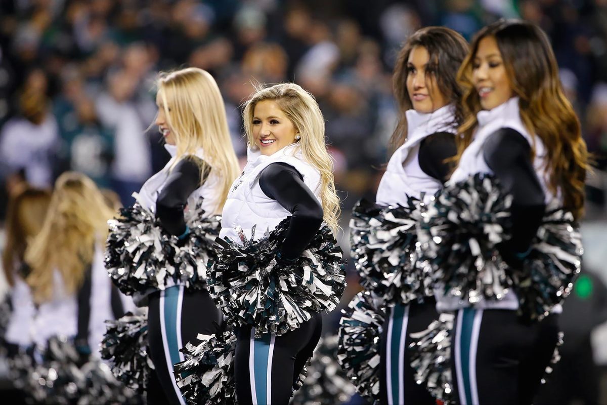 Philadelphia-Eagles-cheerleaders-AP_429952633849.jpg