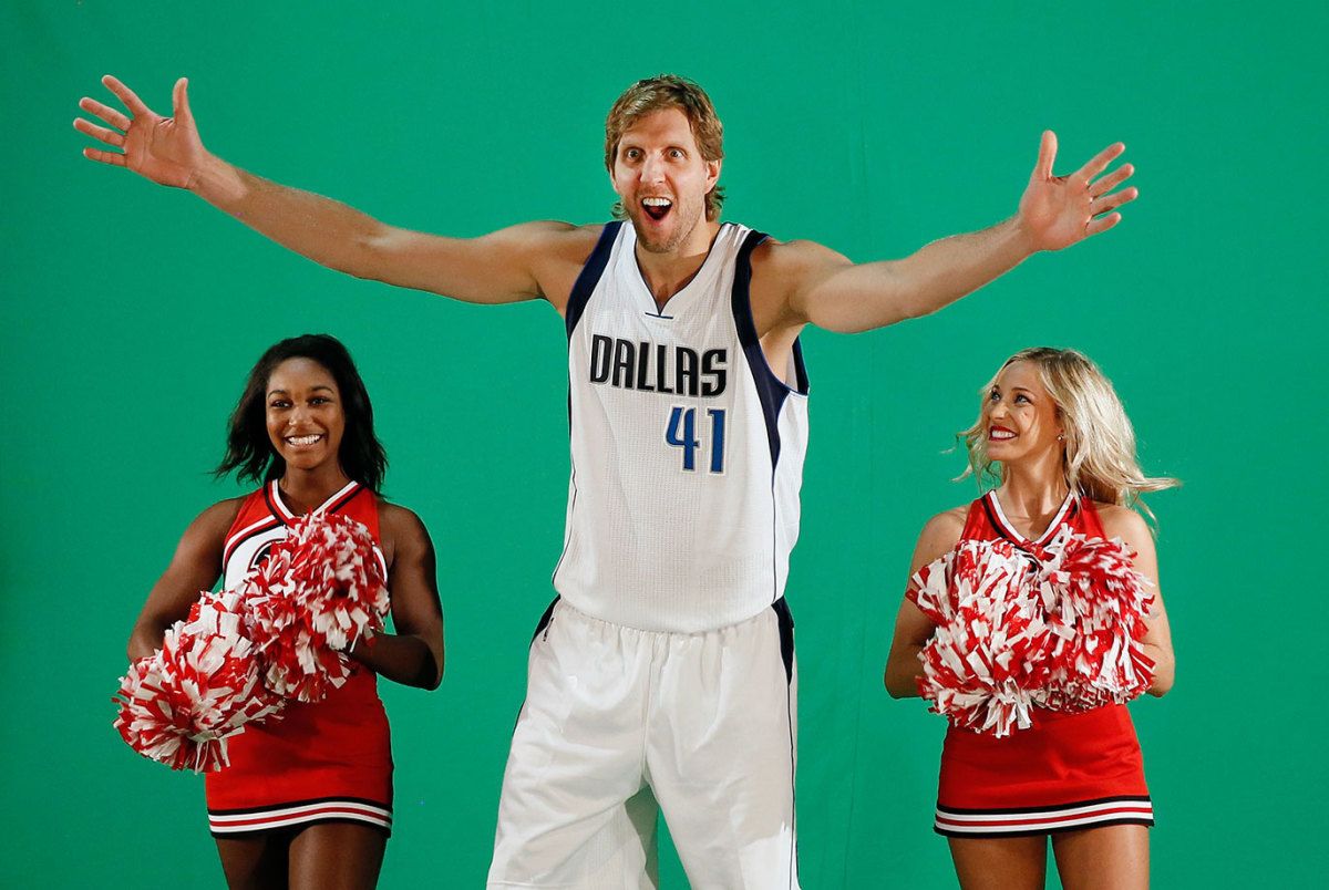 Dallas-Mavericks-Dirk-Nowitzki-cheerleaders.jpg