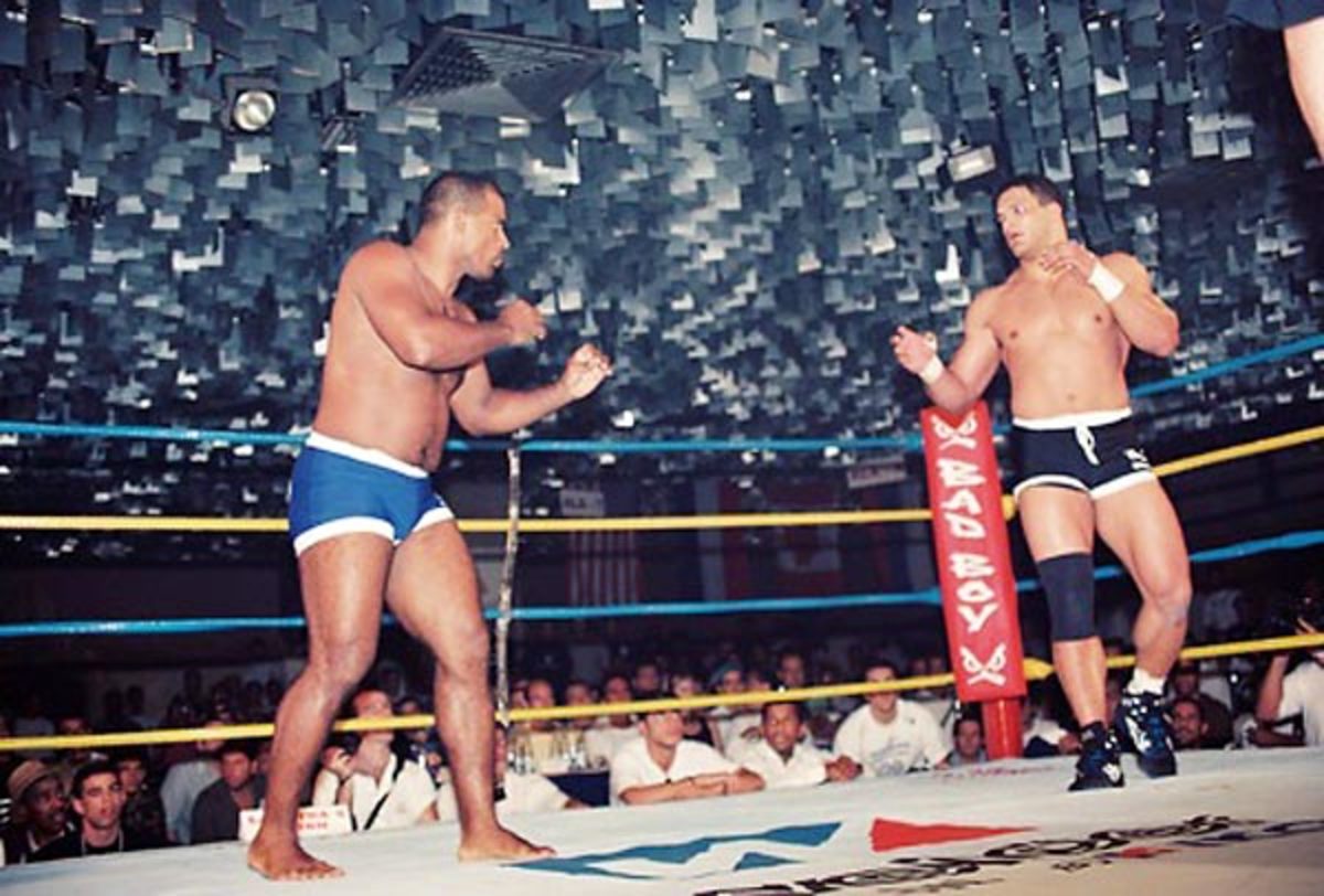 Mestre Hulk squares off against Mark Kerr at IVC 3 in Sao Paulo, Brazil, Jan. 17, 1997.