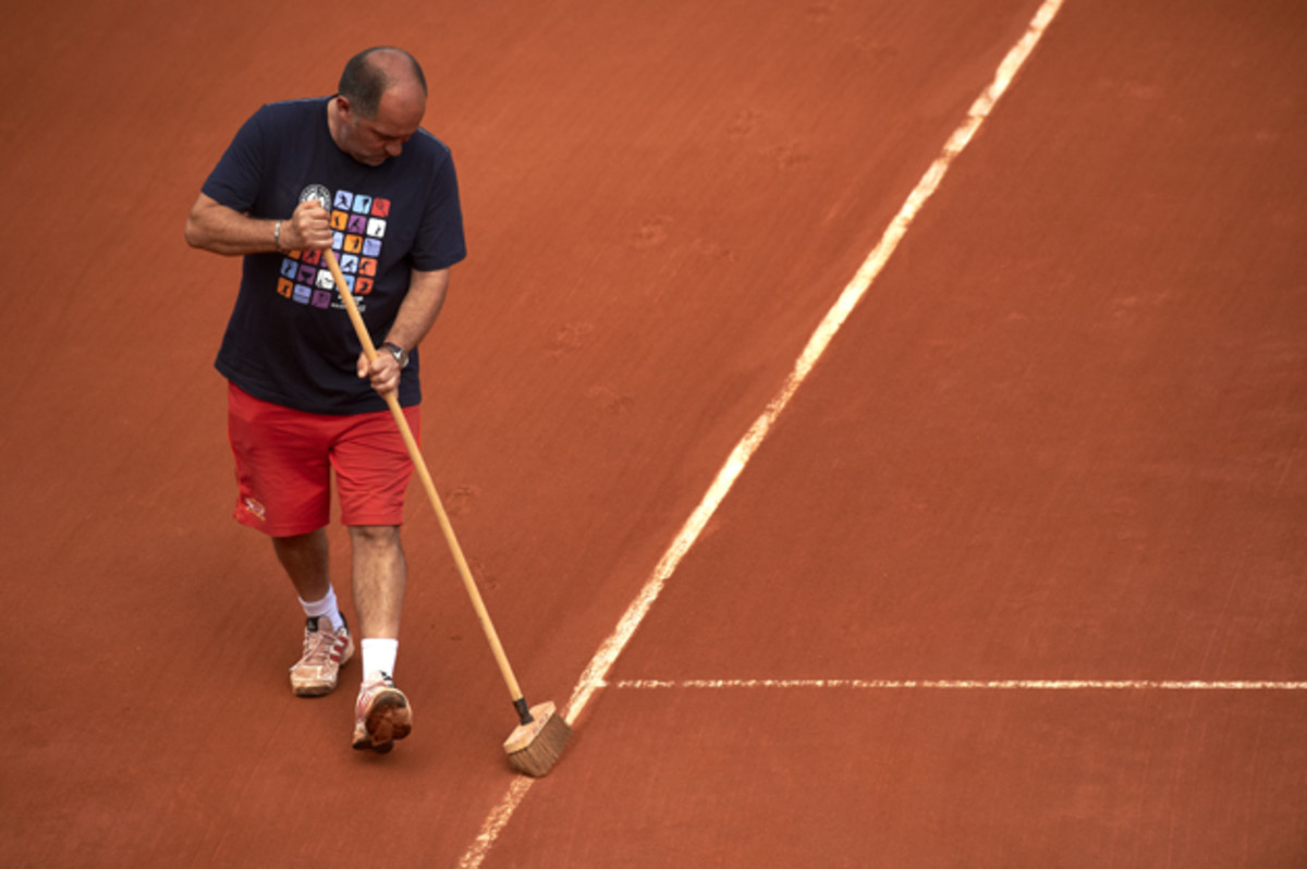 roland-garros-clay-courts-sweeping.jpg