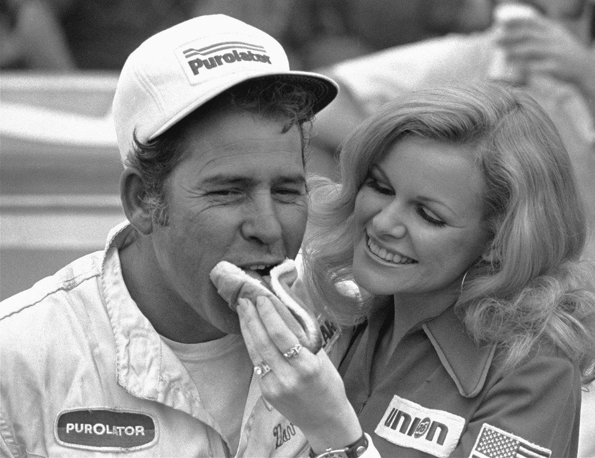 1973-David-Pearson-hot-dog.jpg