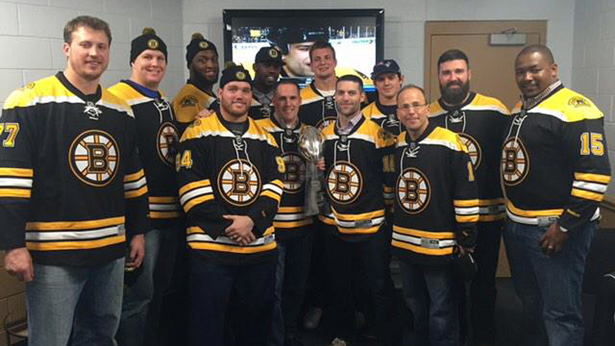 Bruins honor Super Bowl champion Patriots at TD Garden