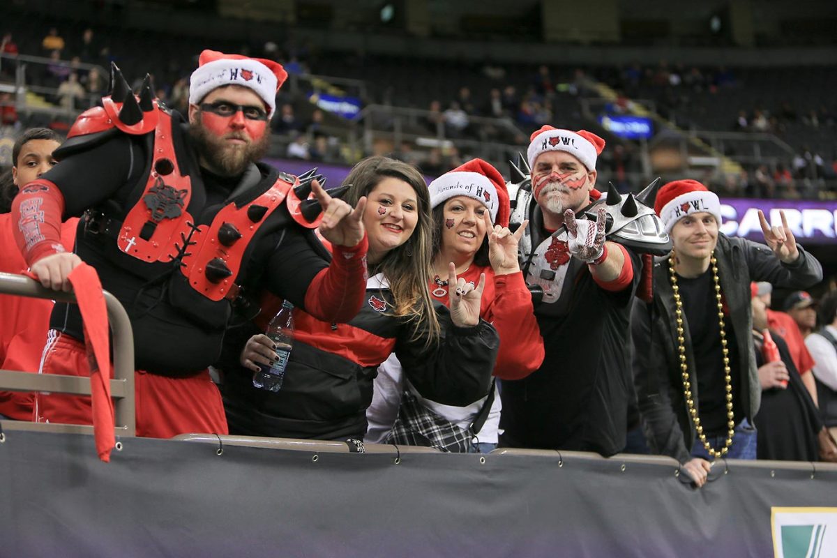 college-super-fans-CGR151219_New_Orleans_Bowl2015-02.jpg