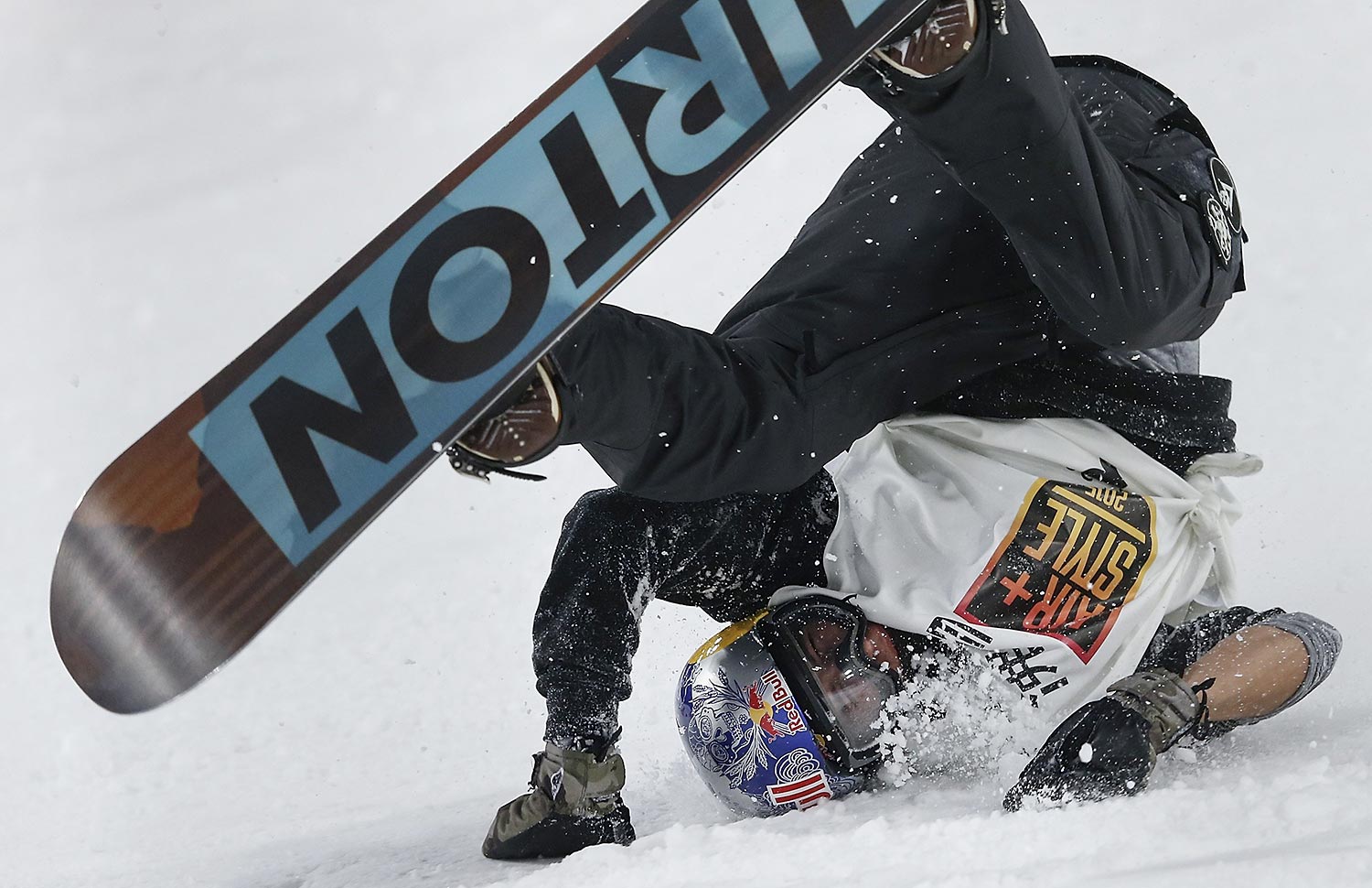 Падения сноубордистов. Сноубординг падения. Скатился со склона. Падения сноубордистов. Падение на сноуборде.