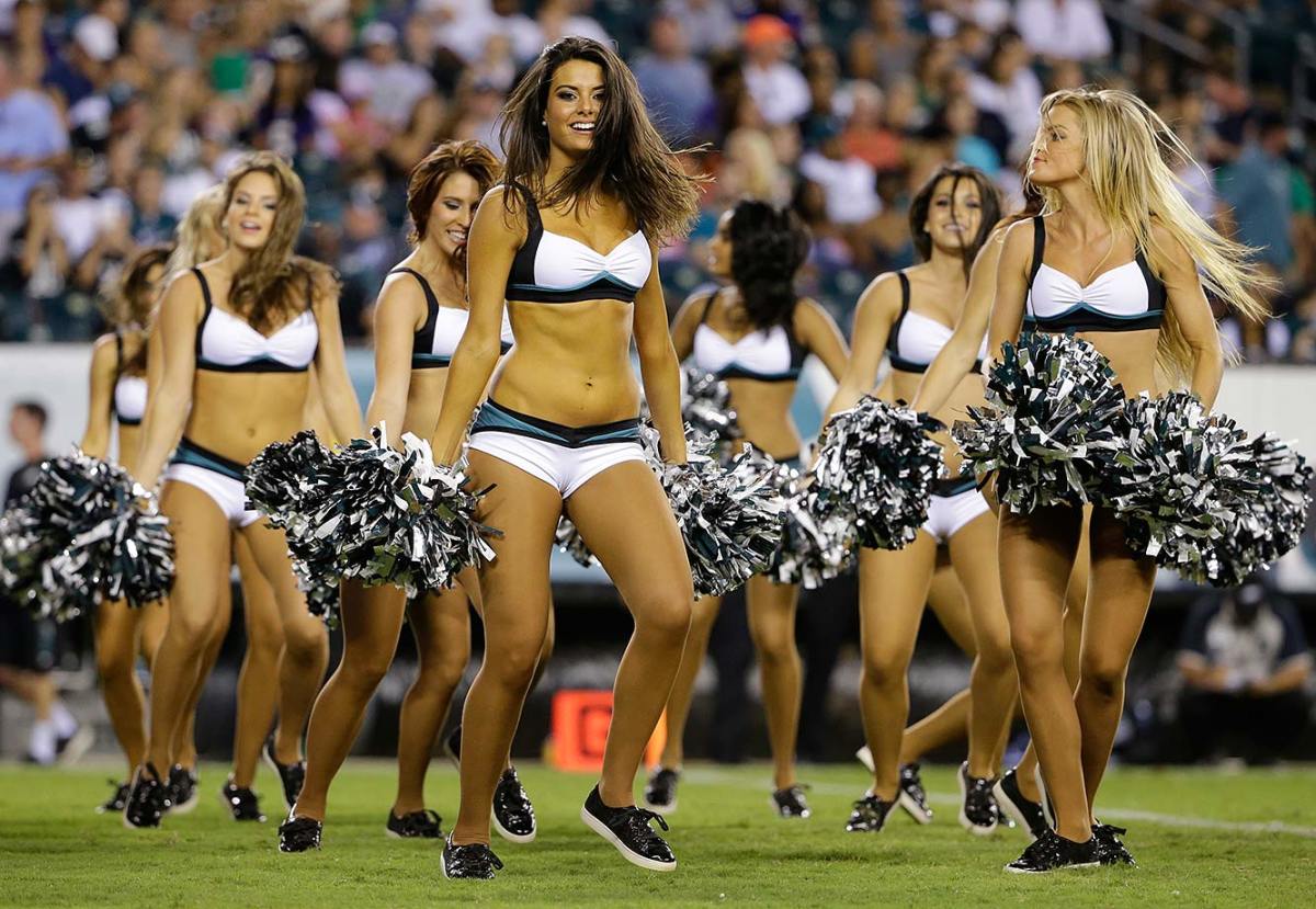 Philadelphia-Eagles-cheerleaders-AP_674402254417.jpg