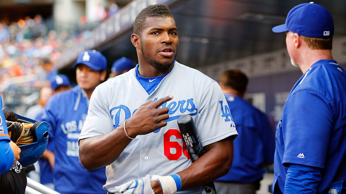LA Dodgers' Yasiel Puig Forceout on throw from outfield (video