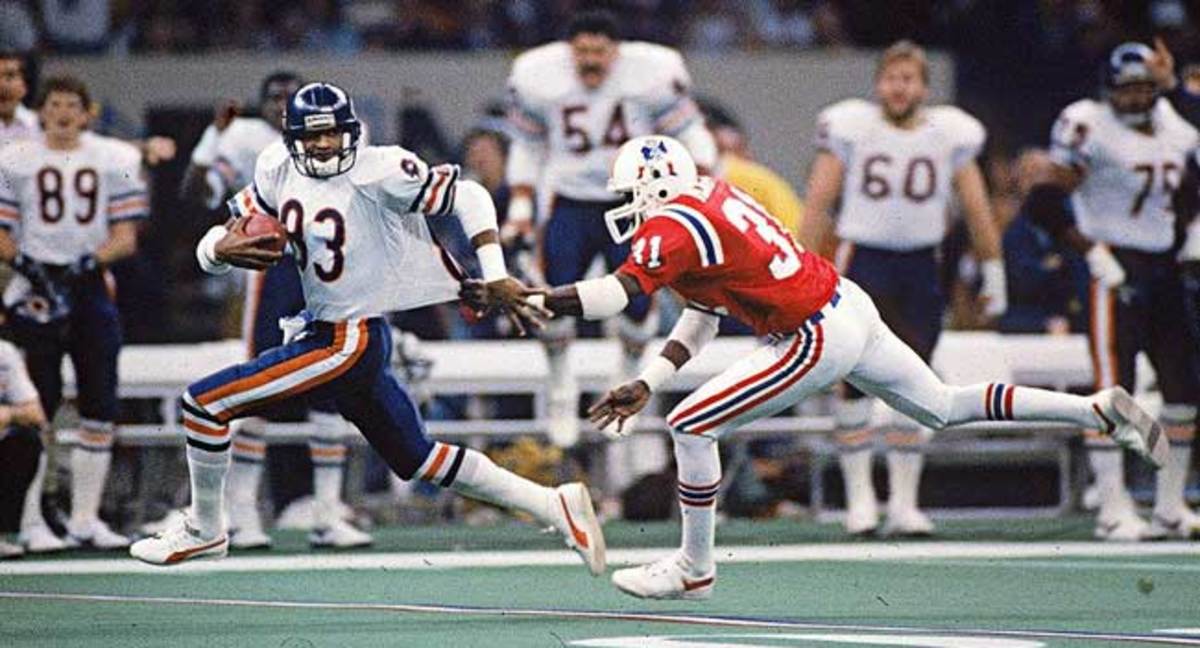 Bears wideout Willie Gault tries to elude Patriots cornerback in Super Bowl XX.