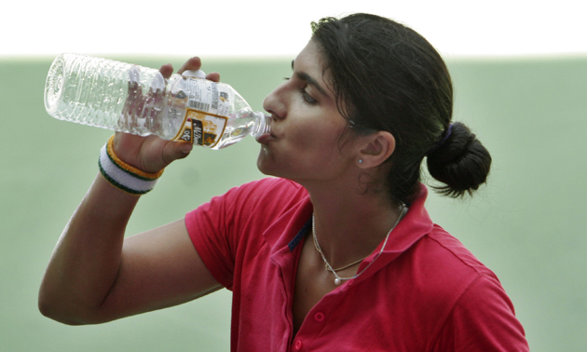 neha-uberoi-drinking-water.jpg