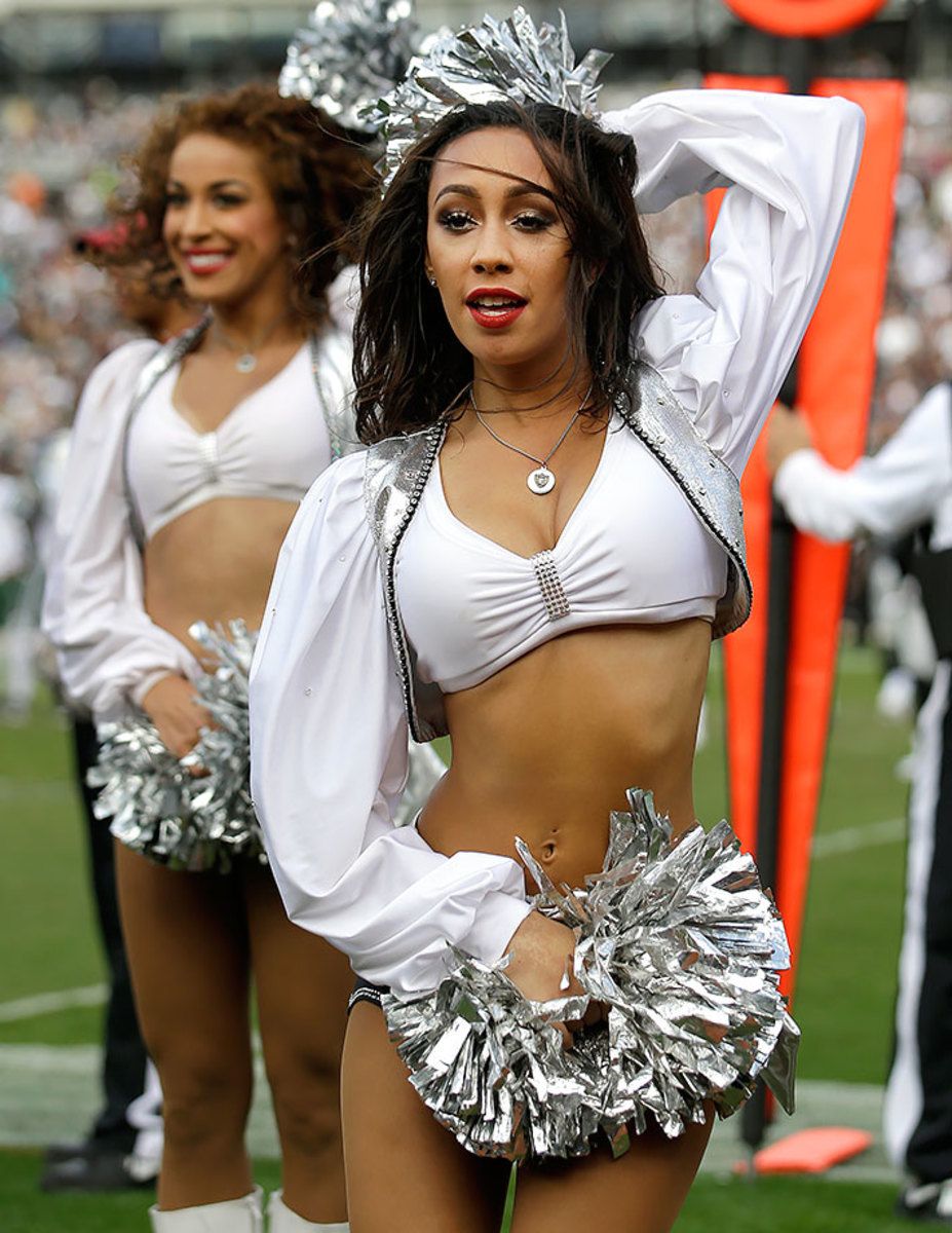 Oakland-Raiders-Raiderettes-cheerleaders-AP_878365910963.jpg