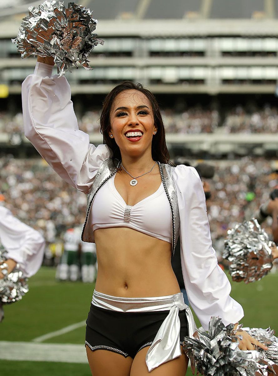 Oakland-Raiders-Raiderettes-cheerleaders-AP_181545296381.jpg