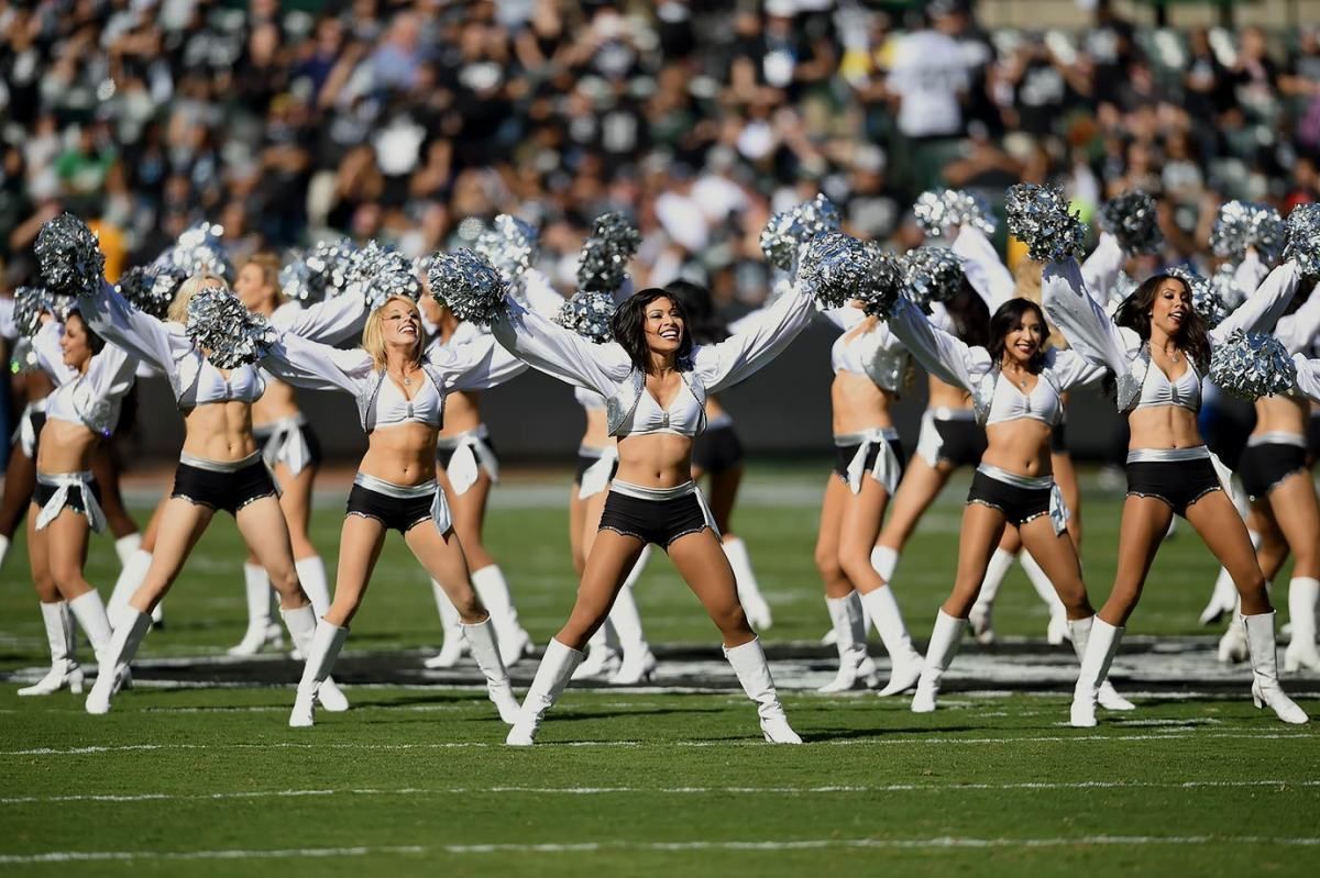 Oakland-Raiders-Raiderettes-cheerleaders-GettyImages-495280426_master.jpg