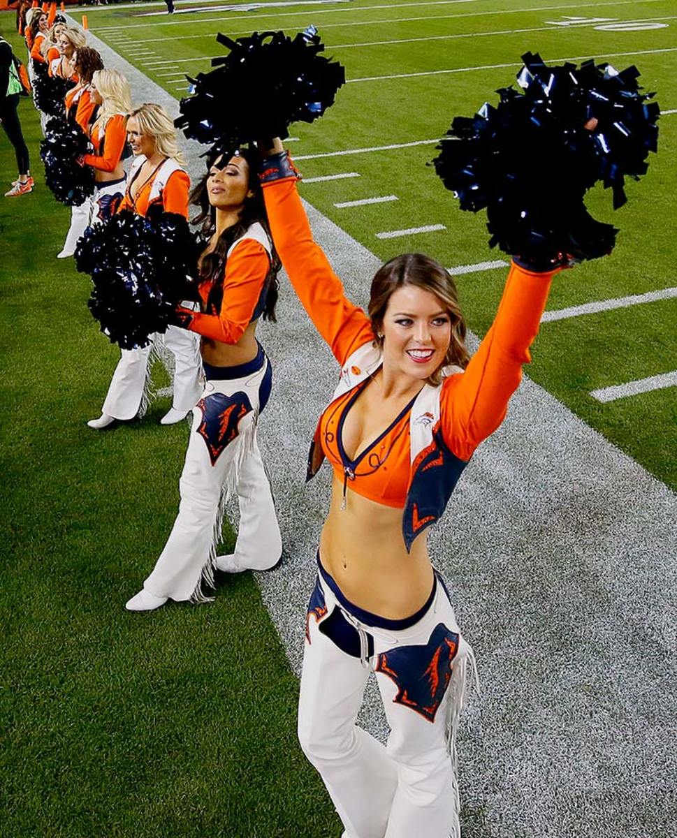 Denver-Broncos-cheerleaders-AP_928297592202.jpg