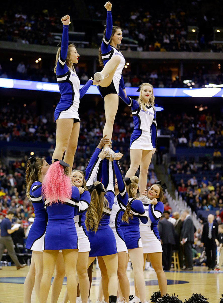 Buffalo-cheerleaders-AP618898760052_8.jpg