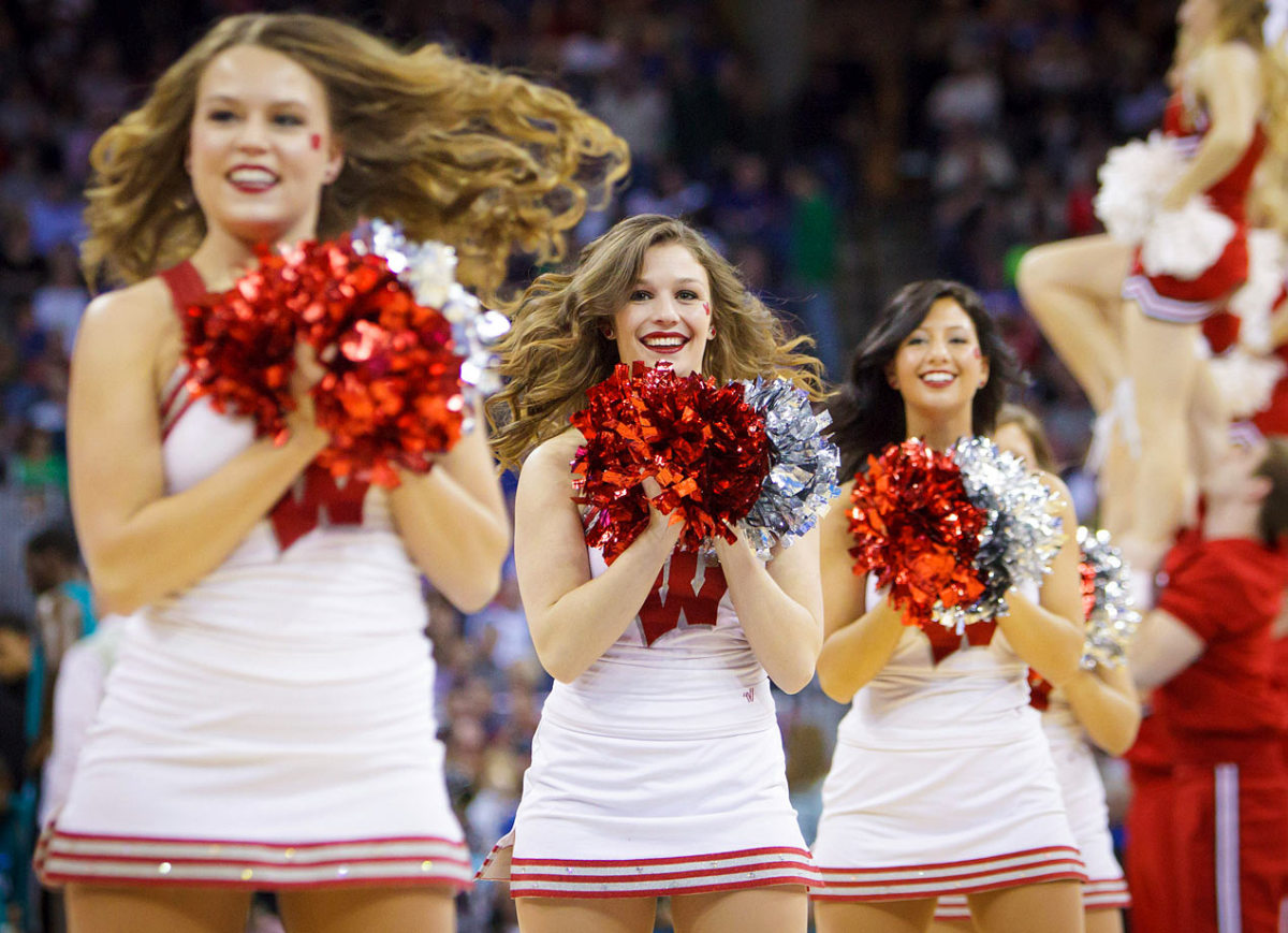 Wisconsin-cheerleaders-CBG1503200149_Coastal_Carolina_v_Wisco_0.jpg