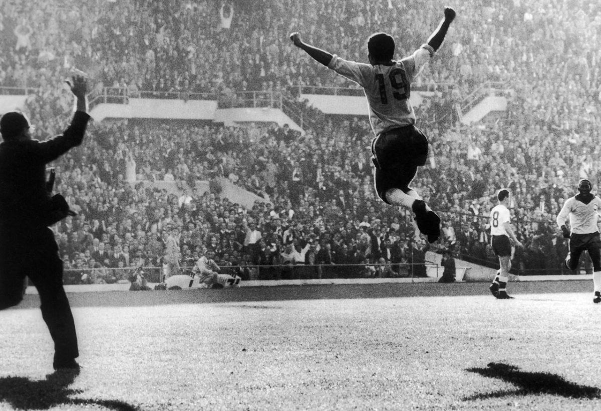 1962-vava-celebrates-goal_0.jpg