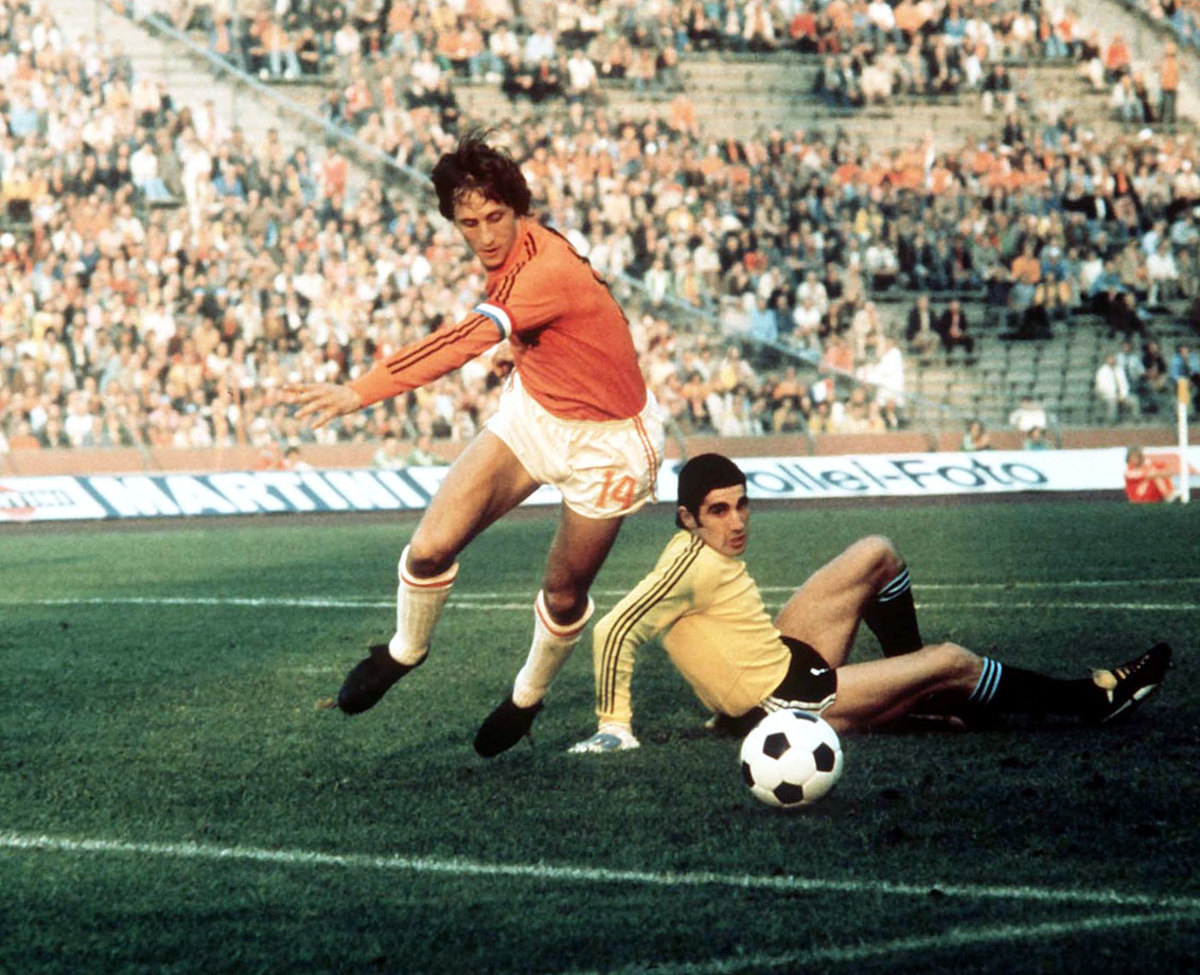 1974-johan-cruyff-carnevali.jpg