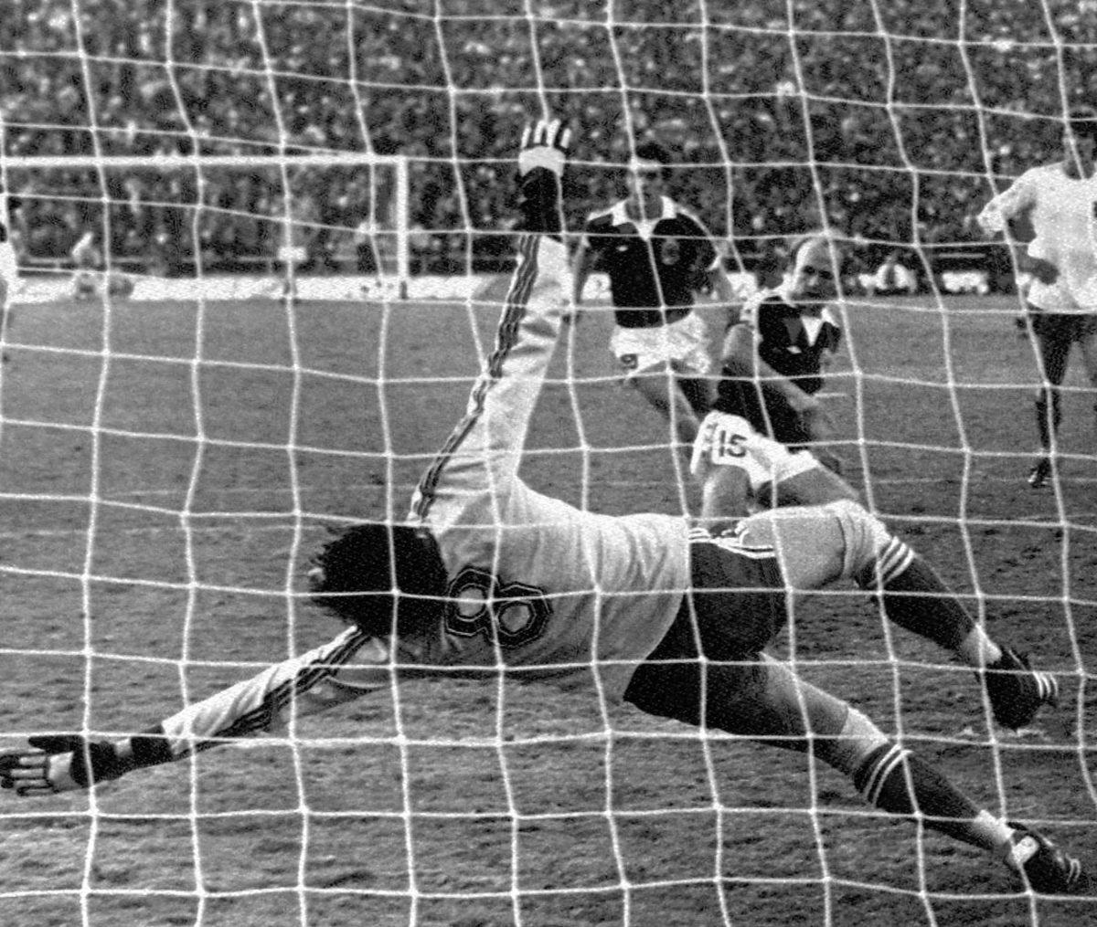 1978-archie-gemmill-goal-vs-holland.jpg