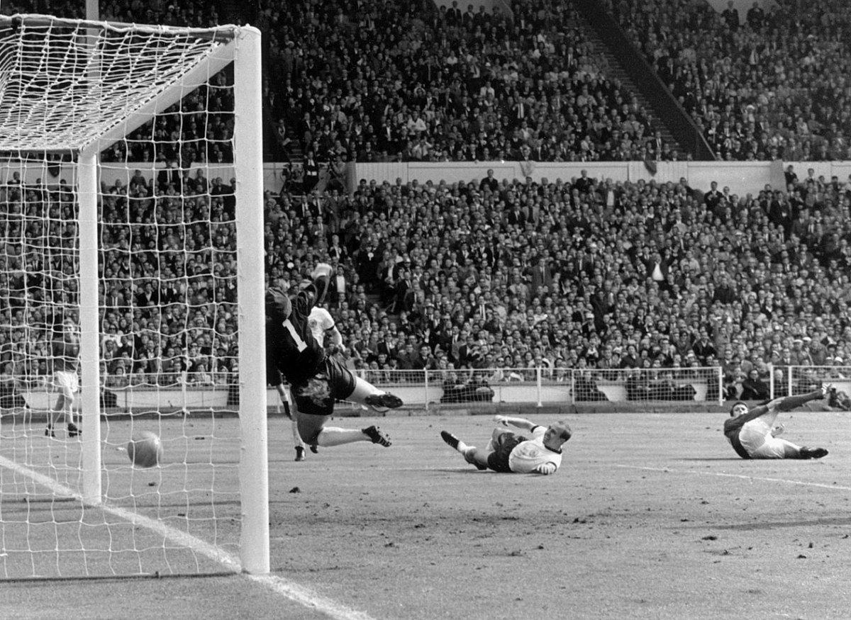 1966-geoff-hurst-controversial-goal.jpg
