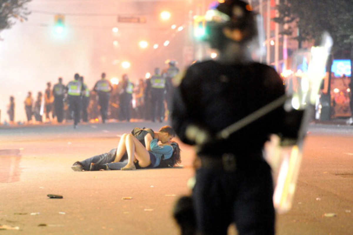 vancouver-riot-couple.jpg