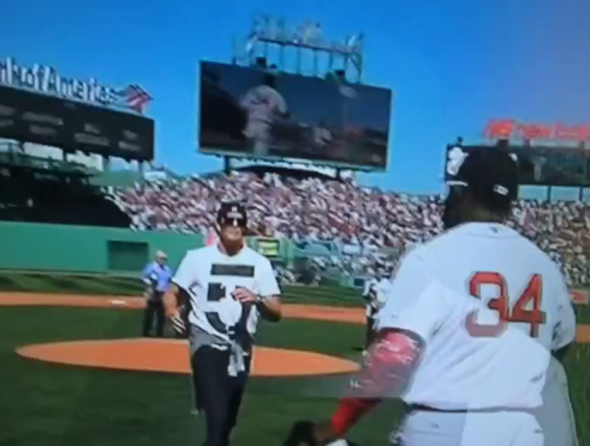 Video Tom Brady throws terrible first pitch at Red Sox home opener