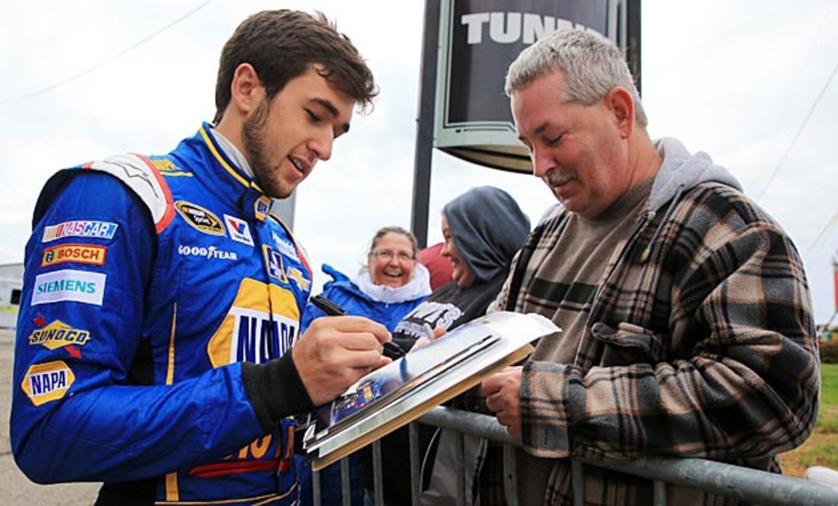 chase-elliott-signs-shirey-getty.jpg