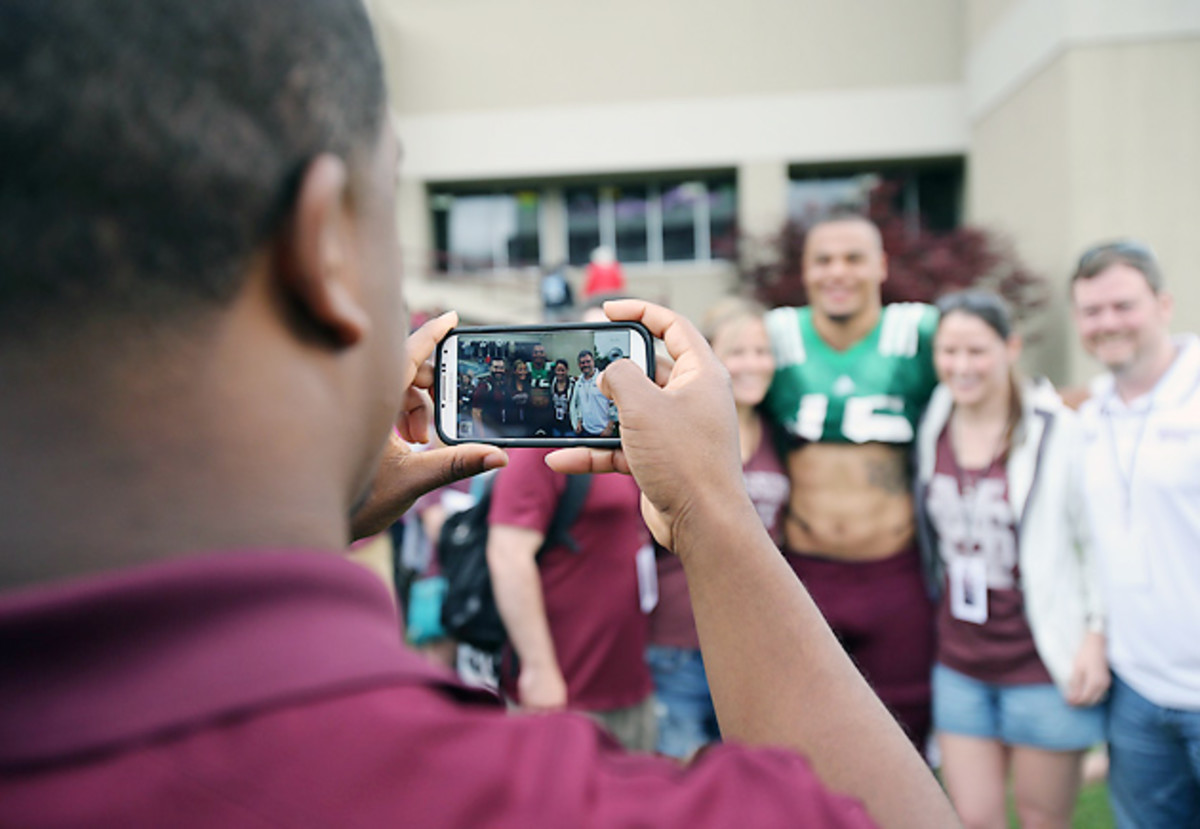 dak-prescott-mississippi-state-bulldogs-football-fans.jpg