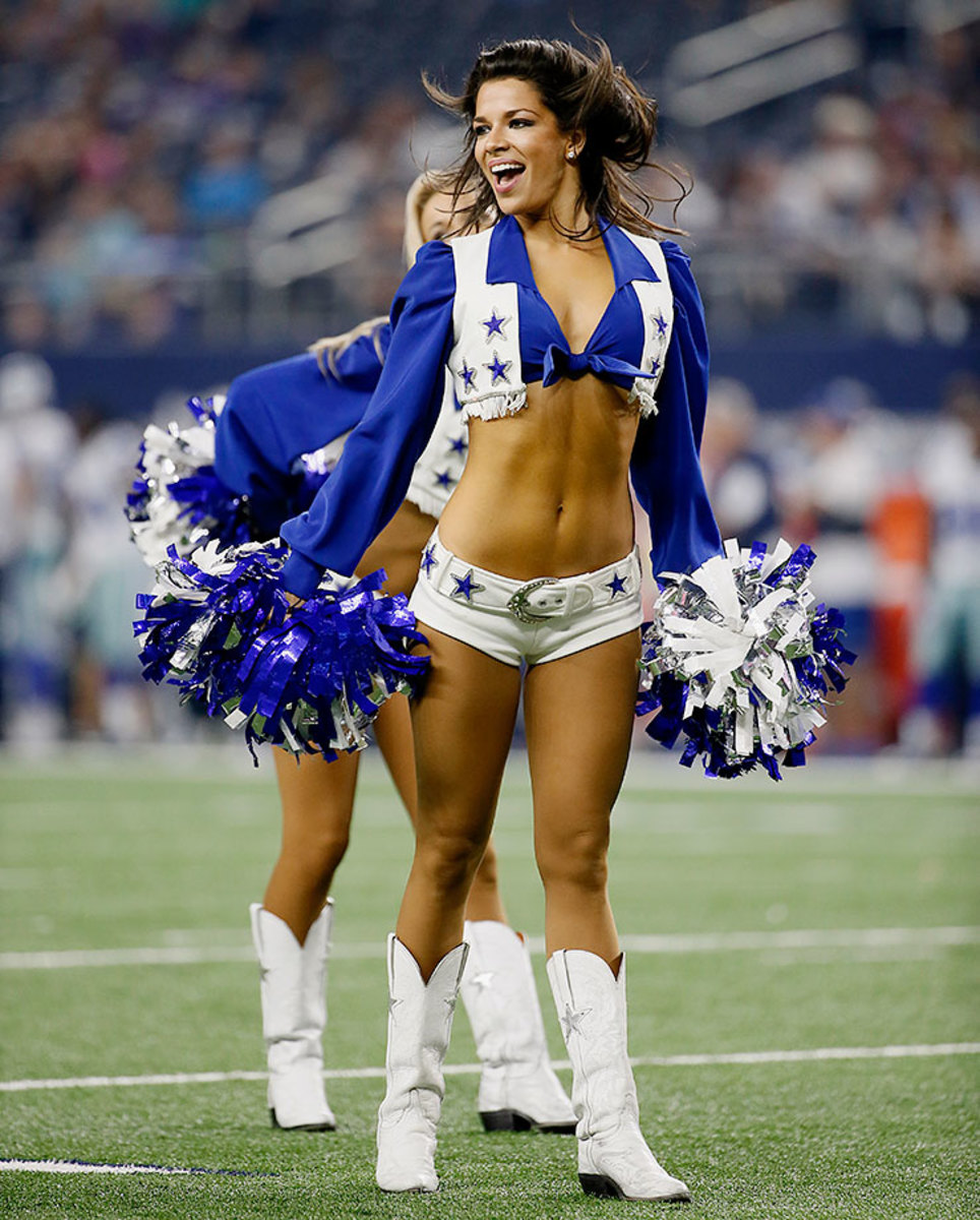 Dallas-Cowboys-cheerleaders-AP_227587143935.jpg