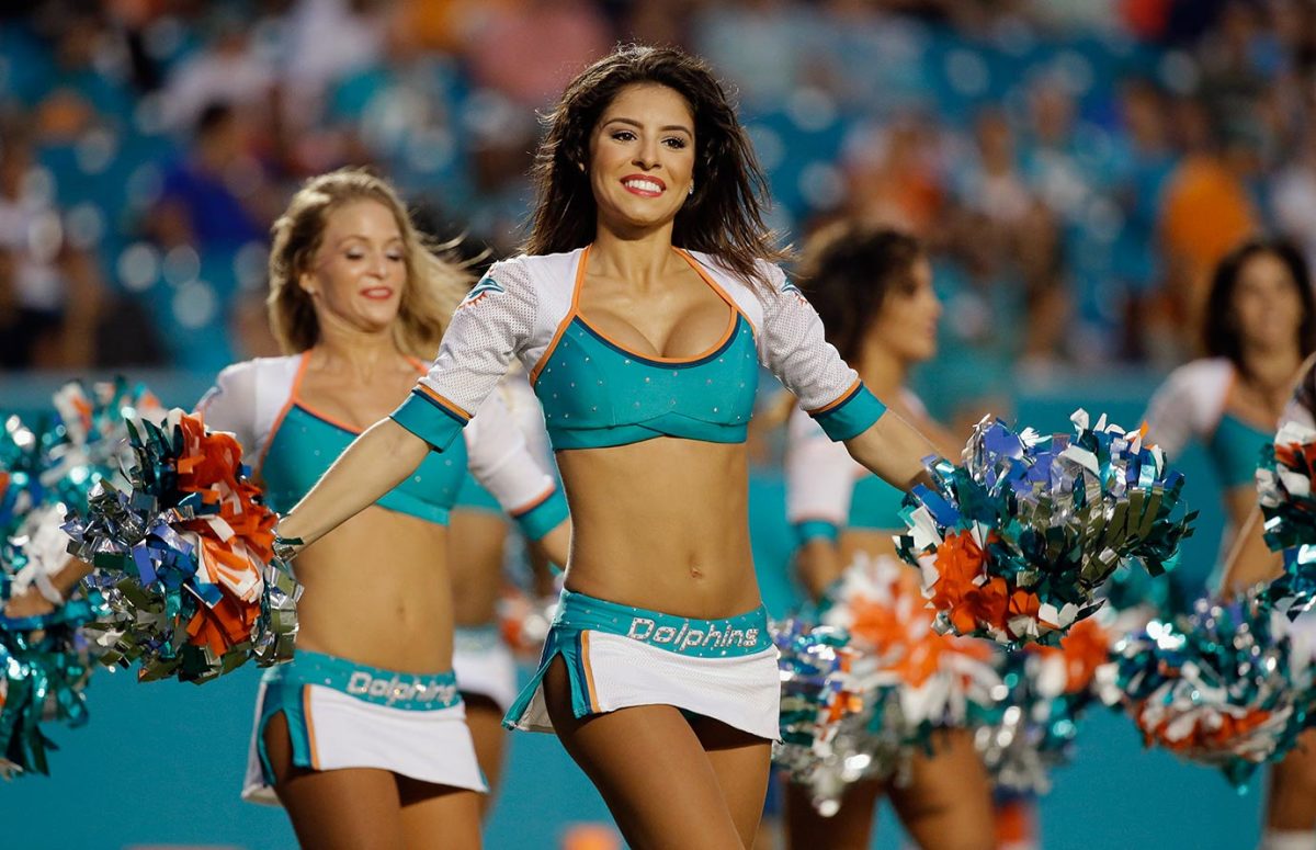 Miami-Dolphins-cheerleaders-AP_988989635442.jpg