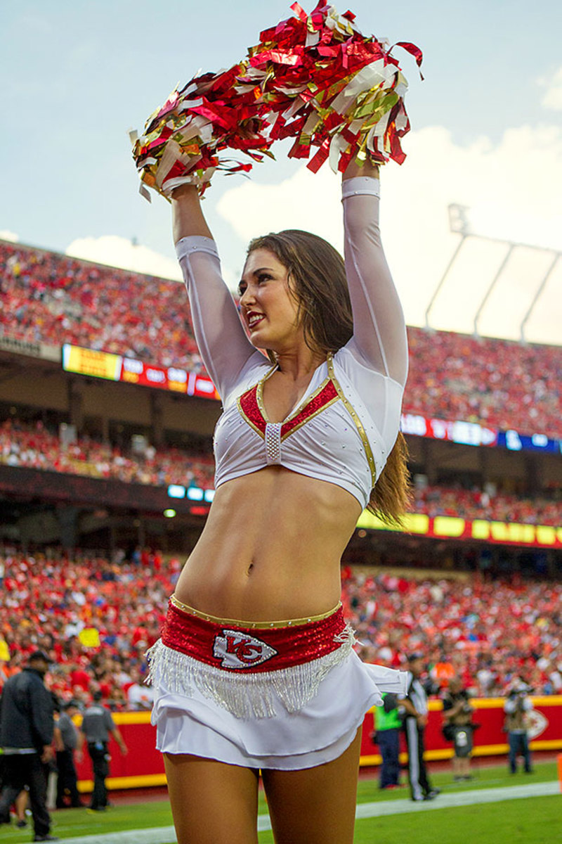 Kansas-City-Chiefs-cheerleaders-CBG1508280383_Titans_at_Chiefs.jpg
