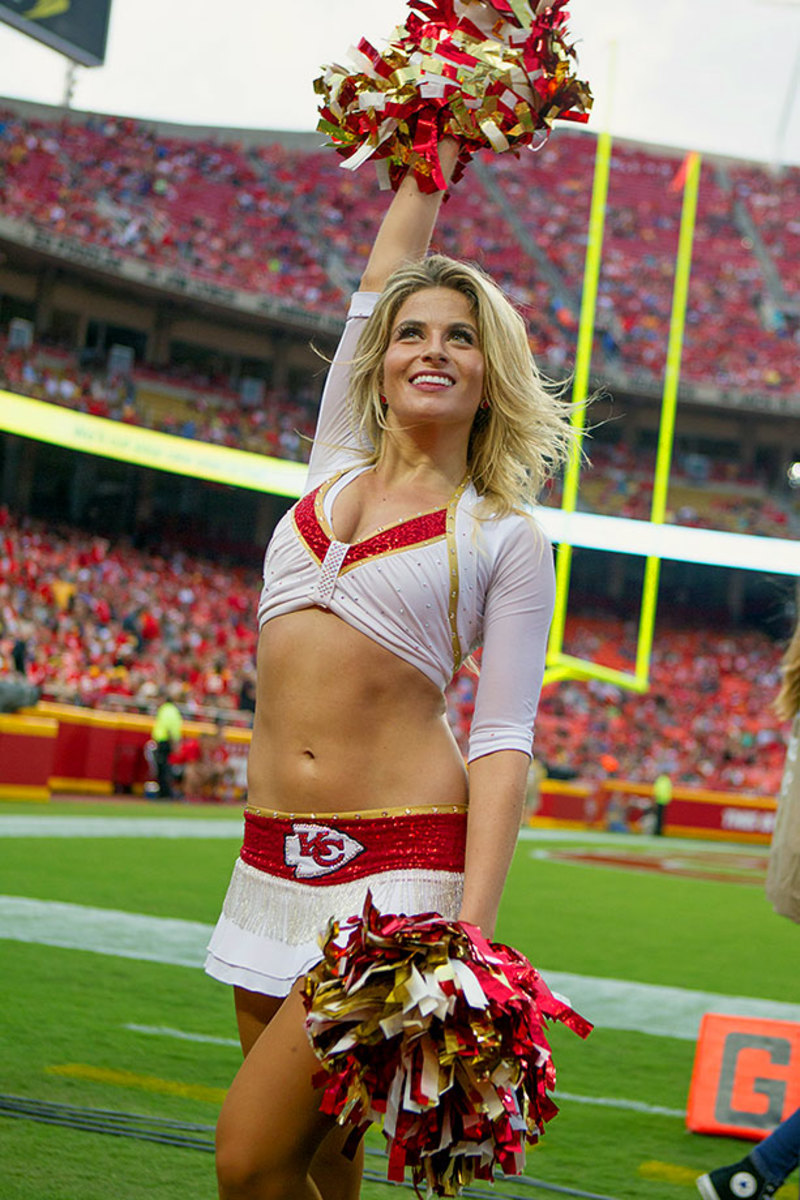 Kansas-City-Chiefs-cheerleaders-CBG1508280300_Titans_at_Chiefs.jpg