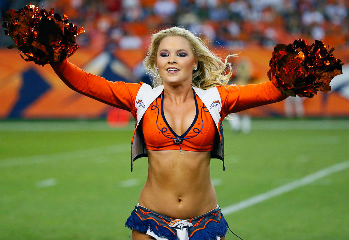 Denver-Broncos-cheerleaders-AP_283293608408.jpg
