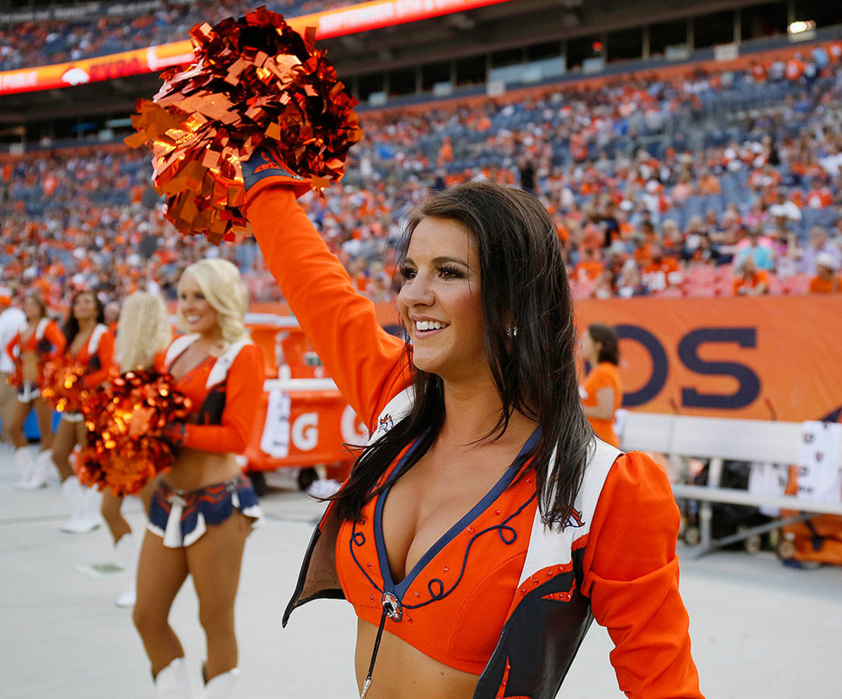 Denver-Broncos-cheerleaders-AP_43350943335.jpg