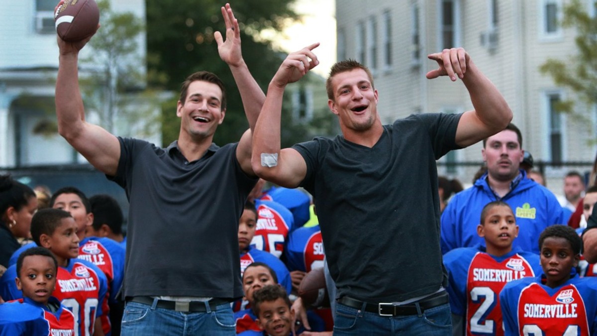 New England Patriots’ Rob Gronkowski bunks with his brother Sports