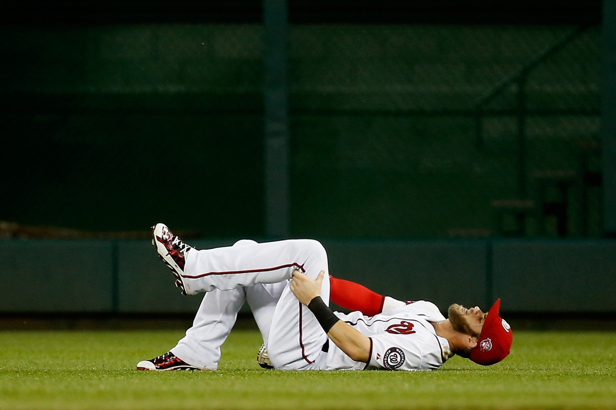 Bryce Harper injury Washington Nationals OF hurts knee/hamstring