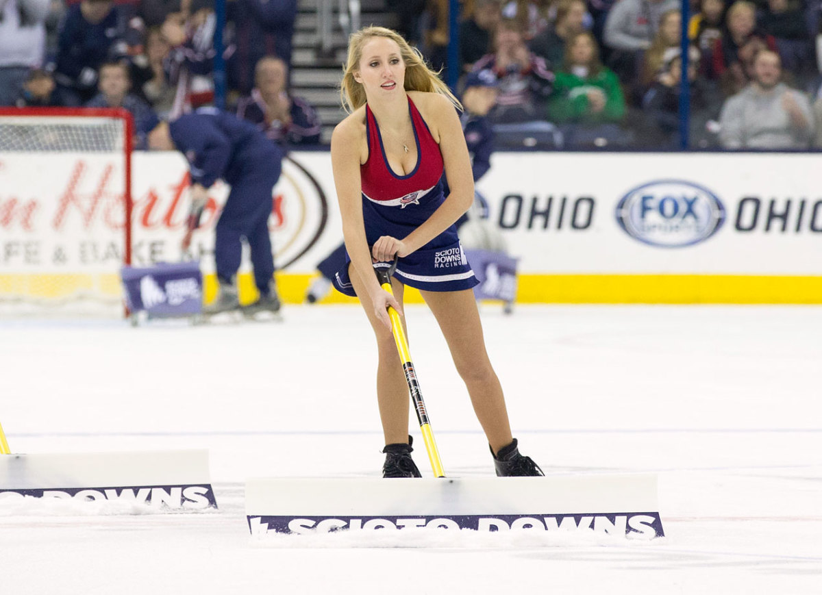 Columbus-Blue-Jackets-Ice-Crew-Girls-CEH141227033_Bruins_at_CBJ.jpg