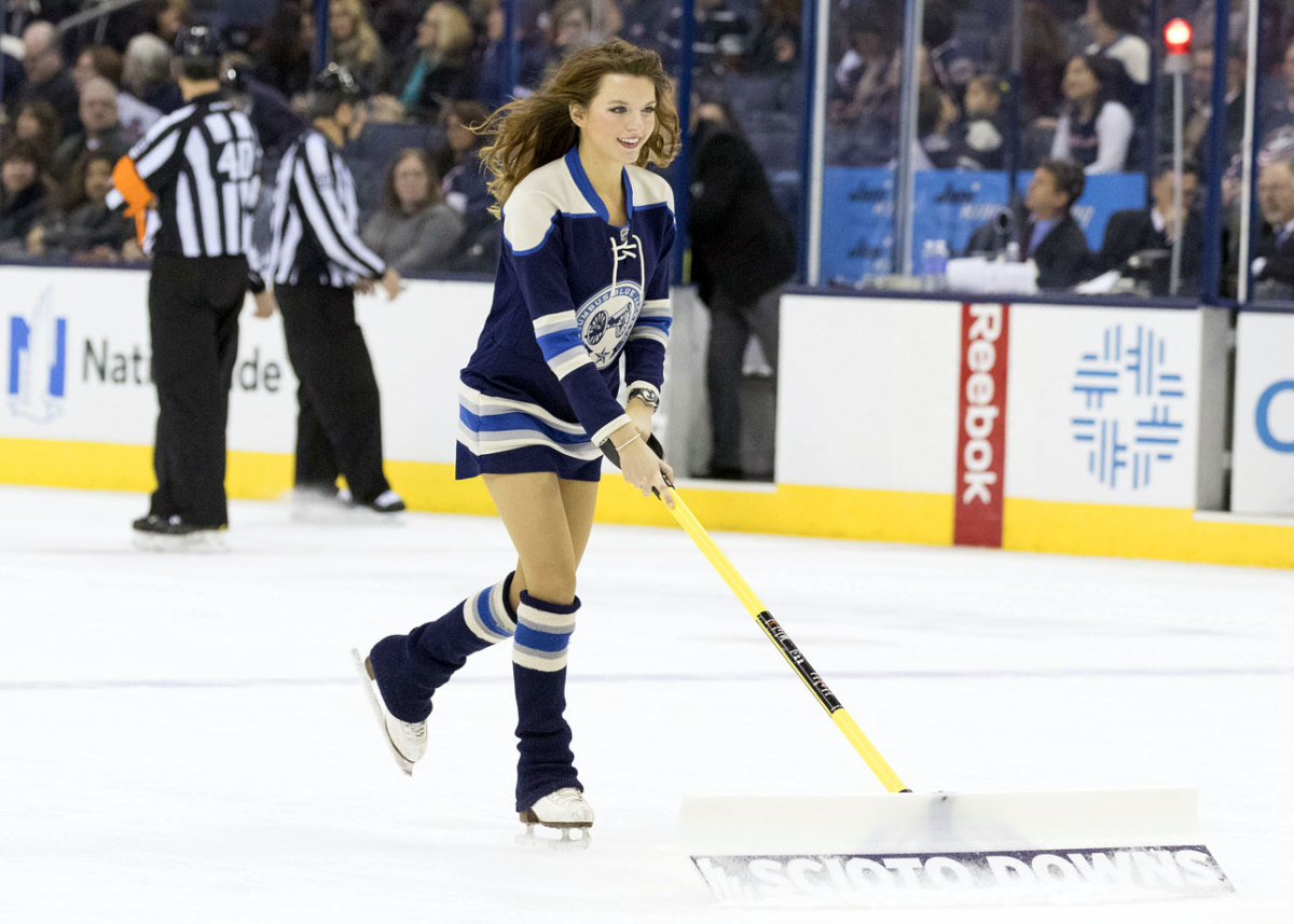 Columbus-Blue-Jackets-Ice-Crew-Girls-CEH141128038_Canucks_at_CBJ.jpg