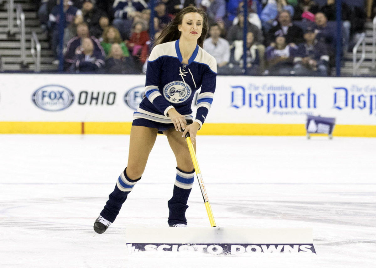 Columbus-Blue-Jackets-Ice-Crew-Girls-CEH141128071_Canucks_at_CBJ.jpg