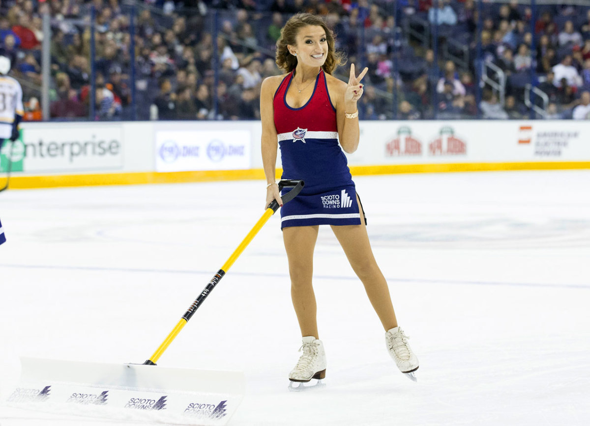Columbus-Blue-Jackets-Ice-Crew-Girls-CEH141004047_Predators_at_CBJ.jpg