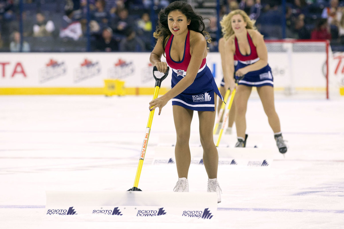 Columbus-Blue-Jackets-Ice-Crew-Girls-CEH140921046_Blues_at_CBJ.jpg