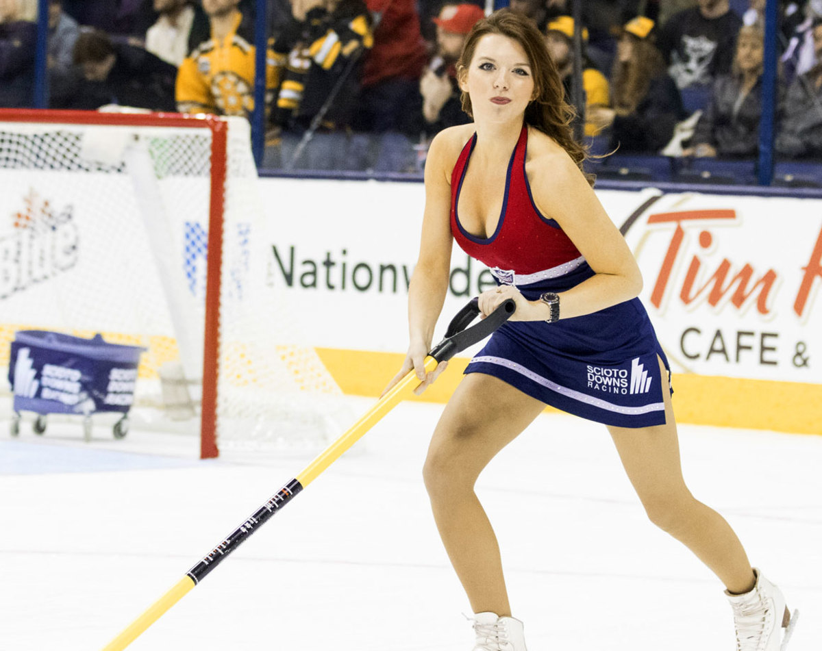 Columbus-Blue-Jackets-Ice-Crew-Girls-CEH141121020_Bruins_at_CBJ.jpg