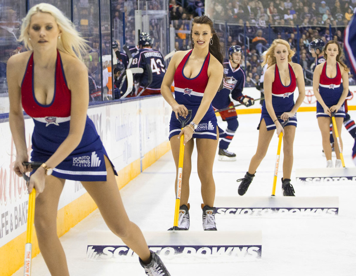 Columbus-Blue-Jackets-Ice-Crew-Girls-CEH150213124_Flyers_at_CBJ.jpg
