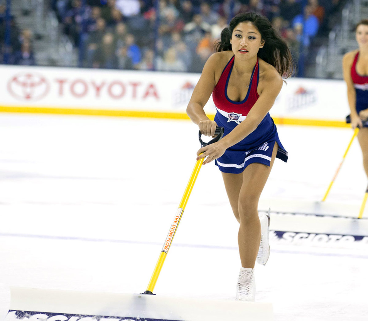 Columbus-Blue-Jackets-Ice-Crew-Girls-CEH141104036_Hurricanes_at_CBJ.jpg