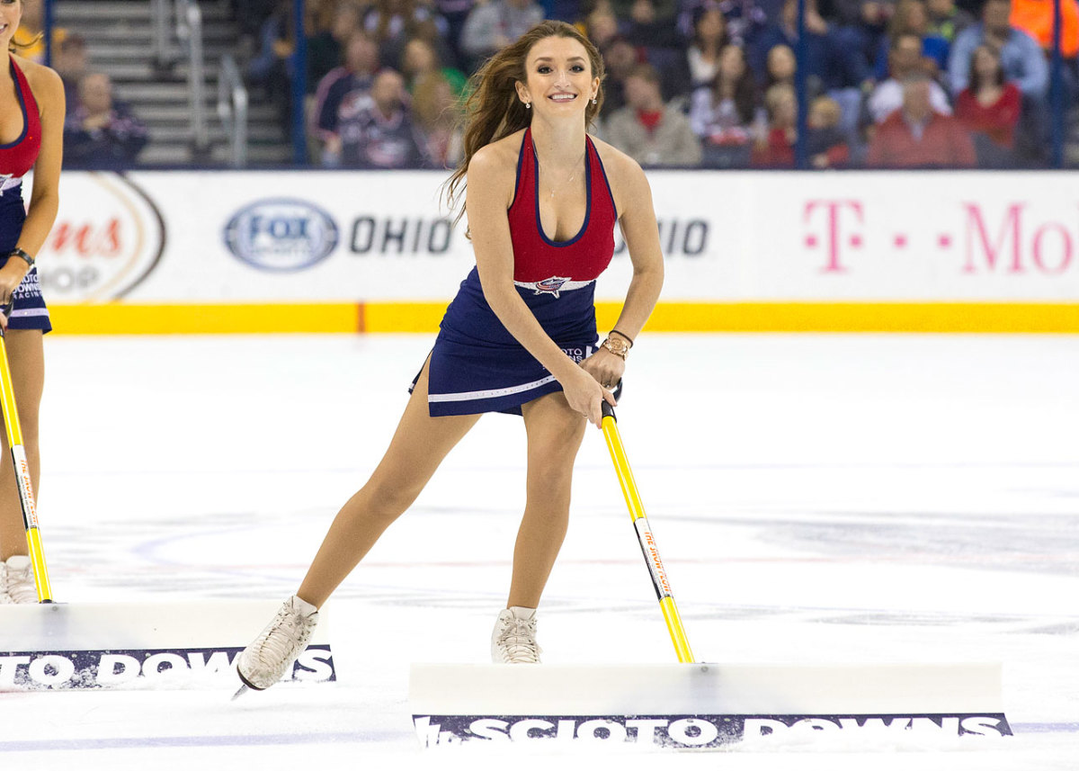 Columbus-Blue-Jackets-Ice-Crew-Girls-CEH141227084_Bruins_at_CBJ.jpg