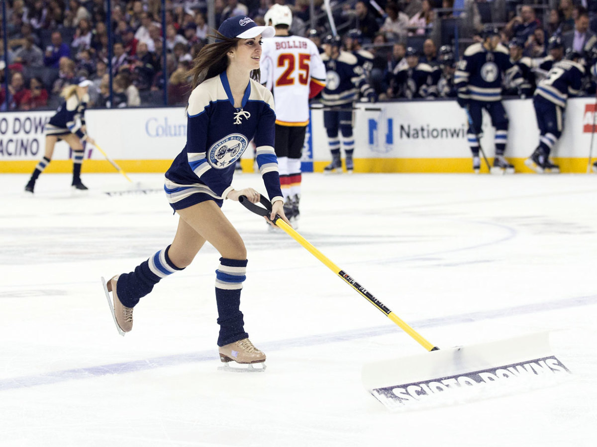 Columbus-Blue-Jackets-Ice-Crew-Girls-CEH141017020_Flames_at_CBJ.jpg