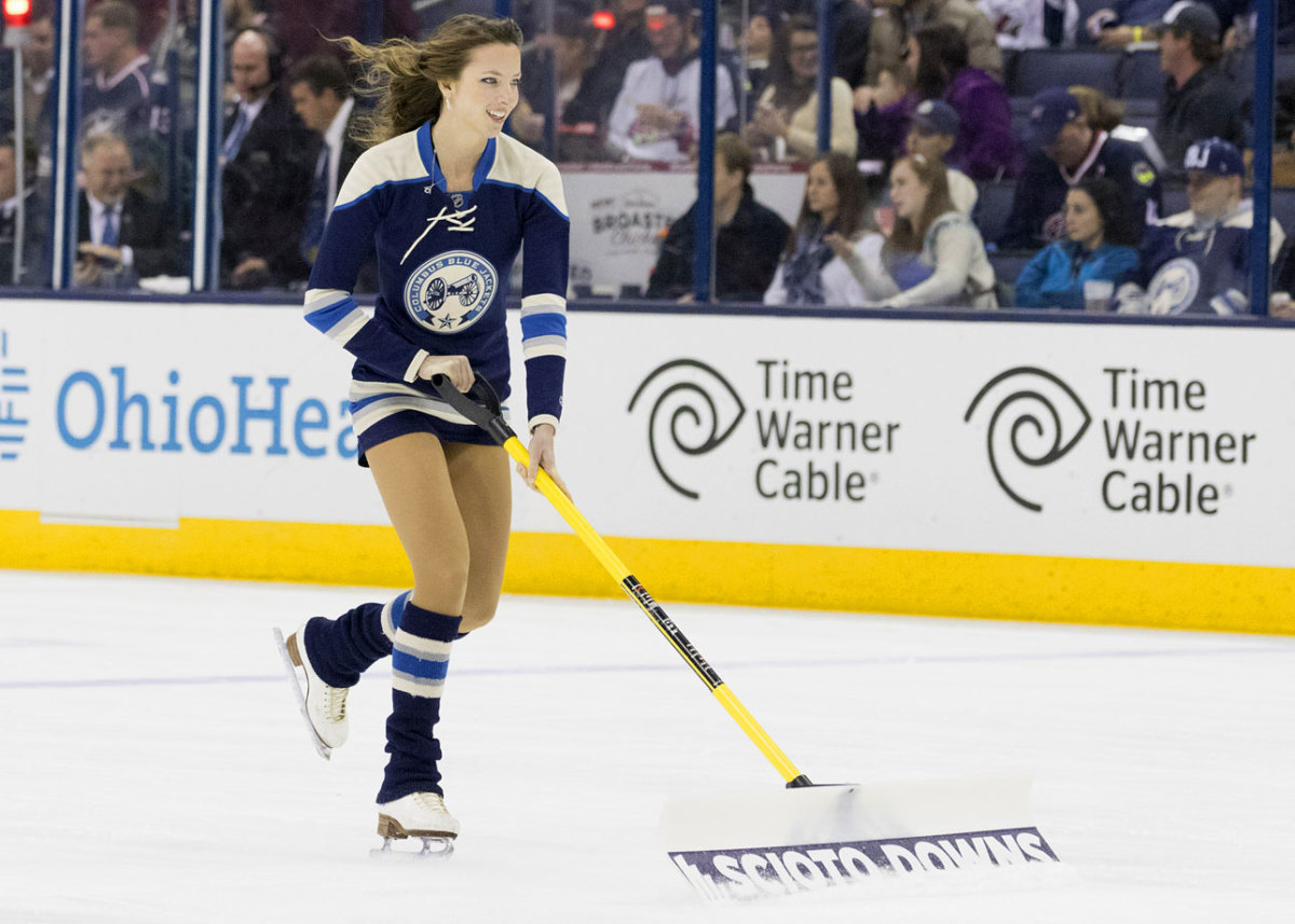 Columbus-Blue-Jackets-Ice-Crew-Girls-CEH141128073_Canucks_at_CBJ.jpg