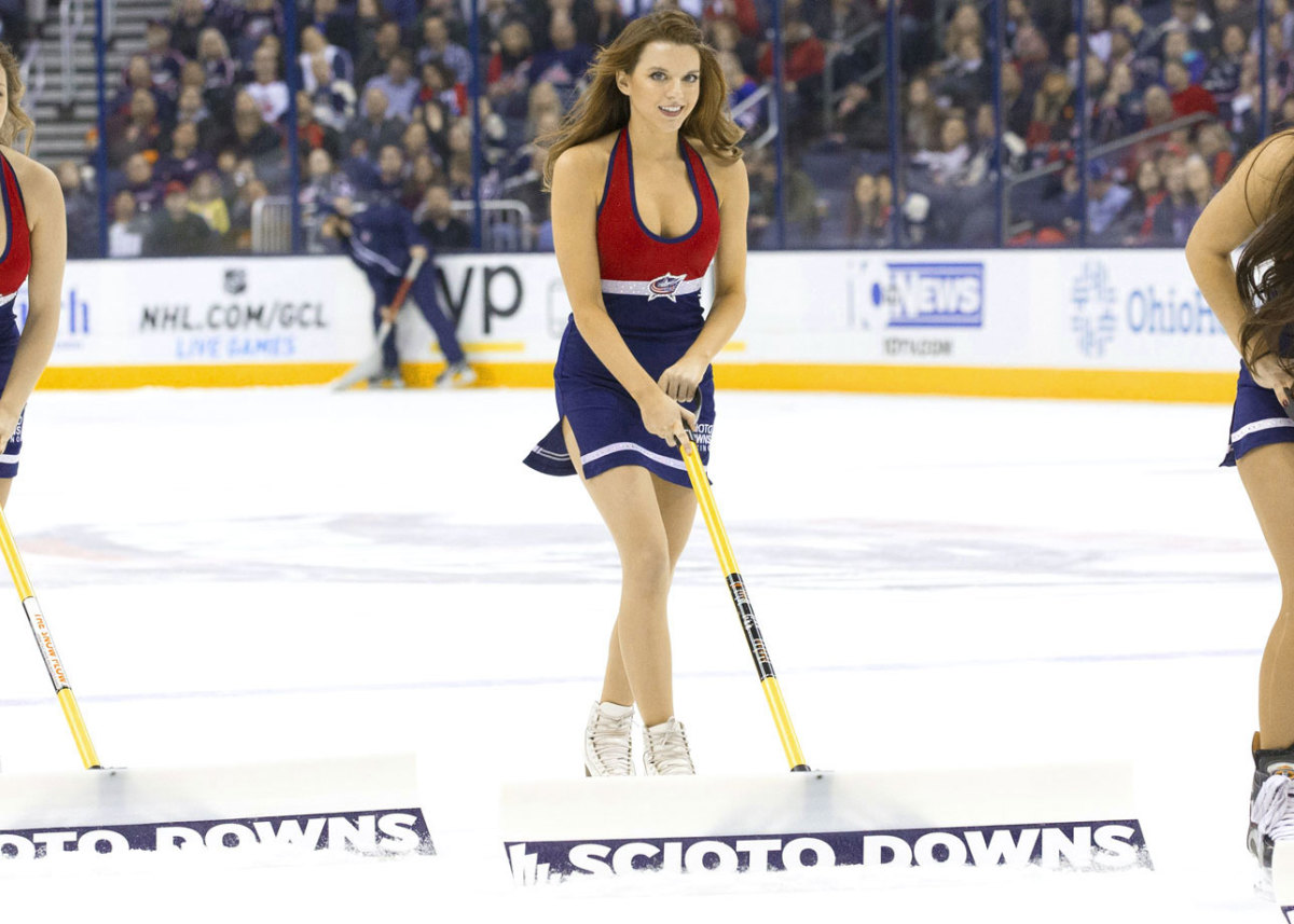 Columbus-Blue-Jackets-Ice-Crew-Girls-CEH150116085_Rangers_at_CBJ.jpg