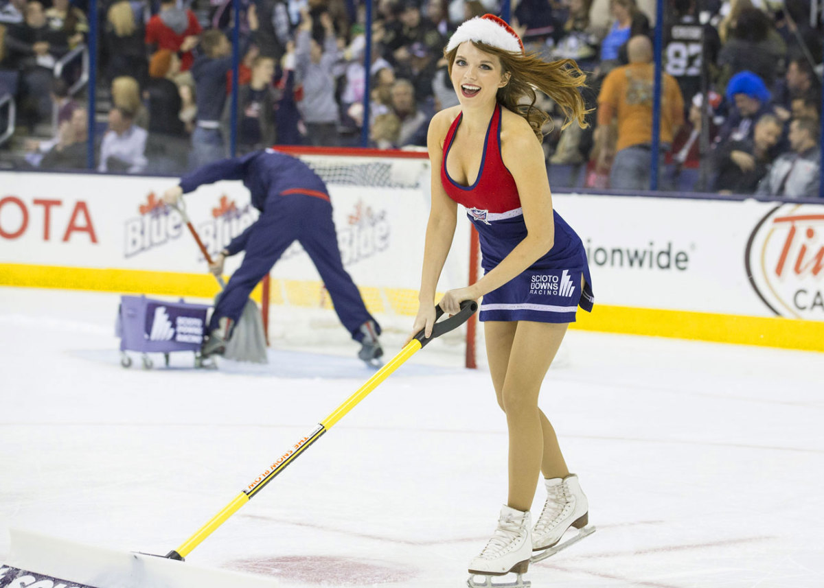 Columbus-Blue-Jackets-Ice-Crew-Girls-CEH141213035_Penguins_at_CBJ.jpg