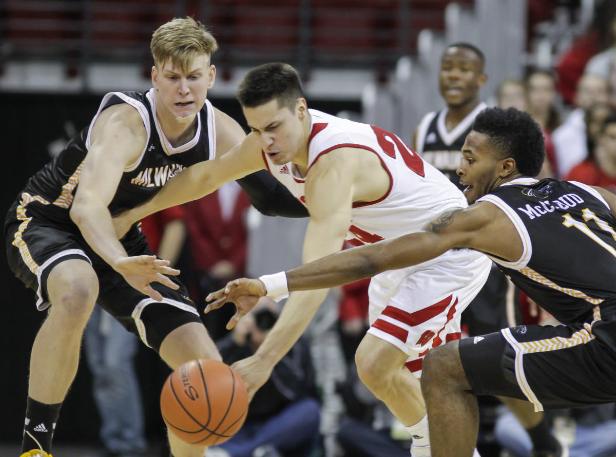 Milwaukee snaps 22game losing streak to Wisconsin 6867