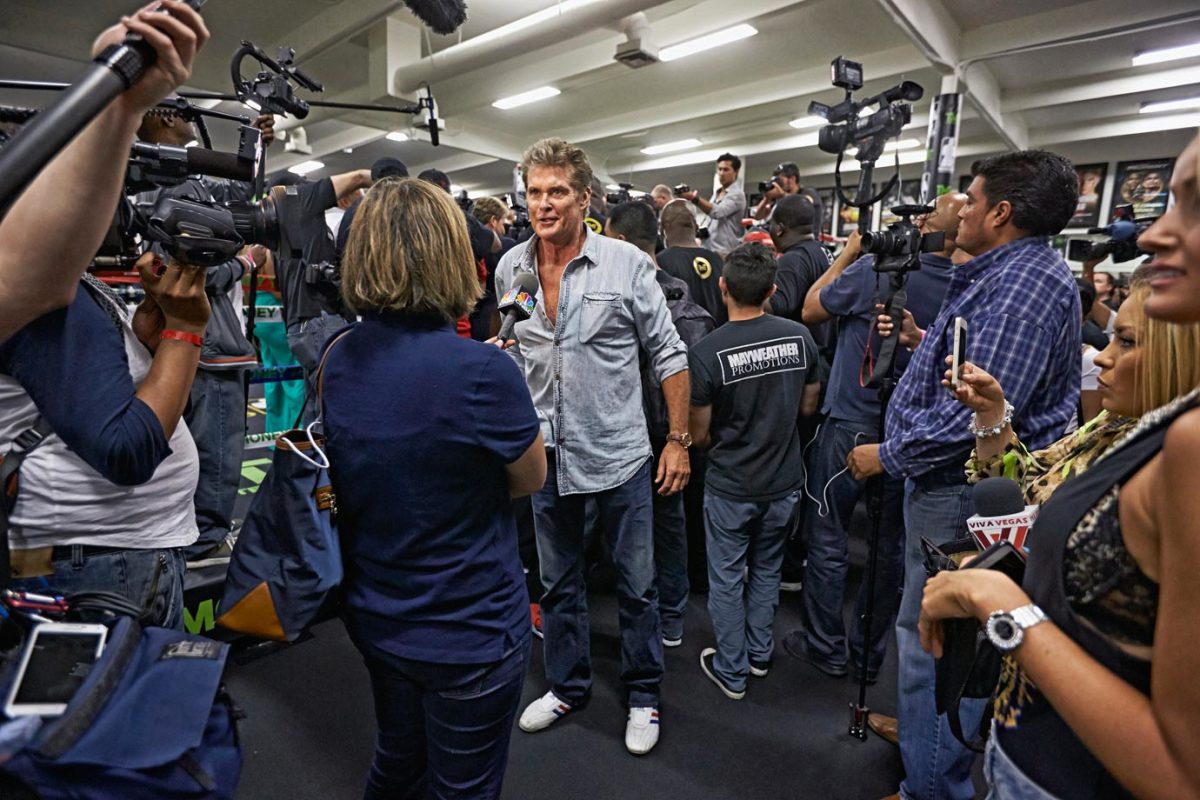 Floyd-Mayweather-fan-David-Hasselhoff-X159517_TK2_02285-rawfinal.jpg