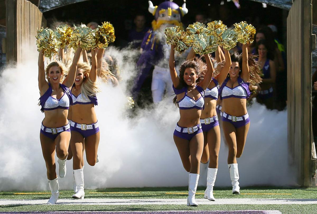 Minnesota-Vikings-cheerleaders-252150927040_Chargers_at_Vikings.jpg